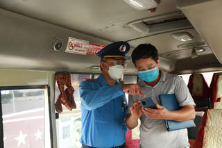 Hà Nội: Thanh tra Sở GTVT kiểm tra công tác đảm bảo an toàn trên xe khách dịp nghỉ lễ 30-4