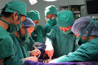 Cứu sống mẹ con sản phụ bị xuất huyết tiểu cầu