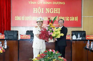 Đại tá Nguyễn Hoàng Thao nhận quyết định chuẩn y Phó Bí thư Tỉnh ủy Bình Dương