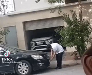Bị ô tô đỗ chắn cửa, chủ nhà tháo biển xe đem giấu đi và cái kết