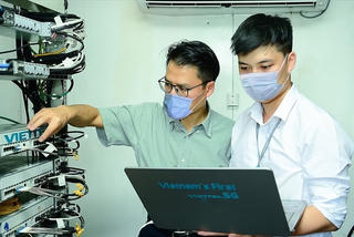 Kinh tế nửa đầu năm 2021: Viễn thông tăng trưởng, hàng không lỗ khủng