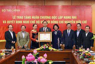 Trao Huân chương Độc lập hạng Nhì cho Thứ trưởng Bộ Tài chính Nguyễn Hữu Chí