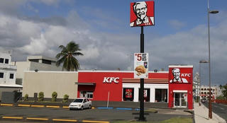 Bị cảnh sát bắt vì 'ăn chực' gà rán ở KFC suốt một năm trời