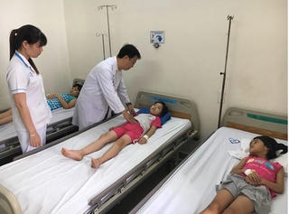 Nghi ngộ độc thực phẩm, 61 học sinh phải nhập viện