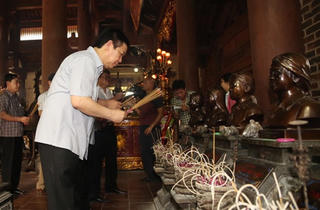 Phó Thủ tướng Vương Đình Huệ thăm khu di tích Truông Bồn