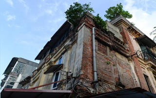Bất an những ngôi nhà cổ ven đô