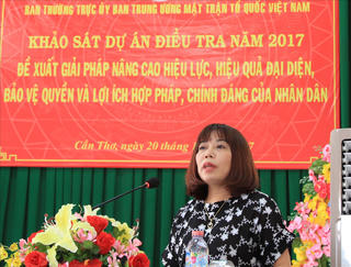 Phát phiếu khảo sát dự án điều tra tại thành phố Cần Thơ