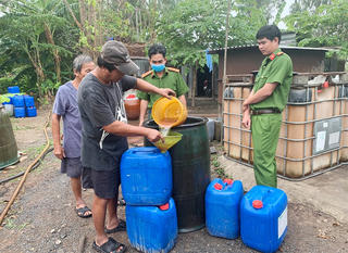 An Giang: Phát hiện một cơ sở chứa hơn 53.000 lít nhớt thải