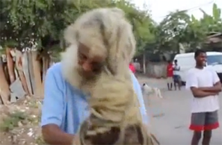 Người đàn ông 25 năm không cắt tóc