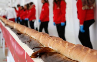 Bánh mì 120 mét lập kỉ lục dài nhất thế giới