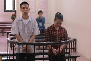 Đôi tình nhân nghiện ma túy cùng nhau đi cướp giật tài sản