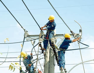 Nặng gánh với biểu giá điện bán lẻ mới