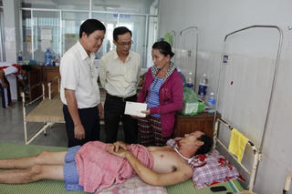 Thaco - Quảng Nam hỗ trợ 10 triệu đồng cho trường hợp “Thương tâm tai họa liên tiếp ập xuống một gia đình”