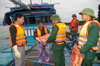 Cứu sống 12 ngư dân gặp nạn trên biển