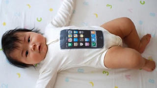 Cha bán con sơ sinh lấy tiền mua iPhone, xe máy