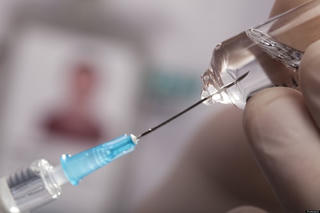 Nóng chuyện vaccine
