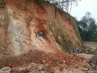 Sập hầm khai thác cao lanh, hai vợ chồng thương vong