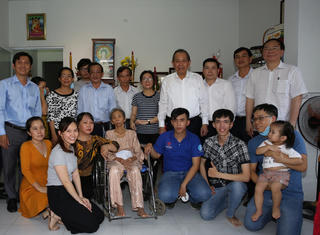 Phó Thủ tướng Thường trực Trương Hòa Bình thăm gia đình liệt sĩ Nguyễn Tấn Thành