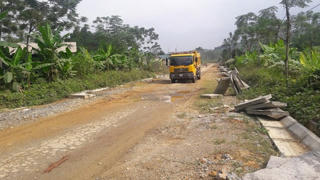 Hàng chục năm chưa xong một con đường