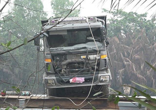 Trục vớt 'thủ phạm' gây sập cầu ở Sài Gòn