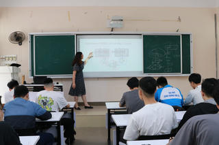 Nới lỏng giãn cách, ngày đến trường của sinh viên vẫn vời xa