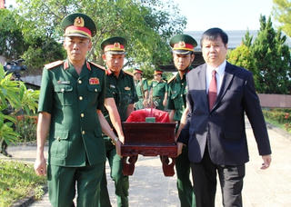 An táng hài cốt liệt sĩ hy sinh tại Lào vào lòng đất mẹ