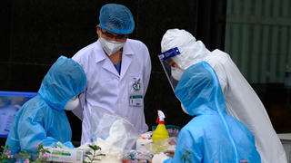 Chiến sĩ áo trắng trên tuyến đầu dập dịch