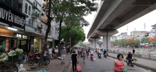 [ẢNH] Chợ tạm vẫn hoạt động, người dân còn lơ là chủ quan phòng dịch