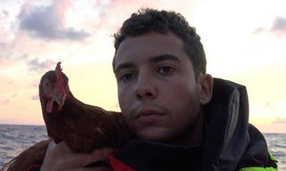 Mang gà 'cưng' đi du lịch vòng quanh thế giới