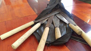 Nhóm côn đồ dùng dao, mã tấu chém trọng thương chủ quán karaoke