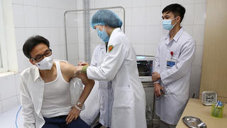 Phó Thủ tướng Vũ Đức Đam tiêm thử vaccine Covid-19 Nano Covax