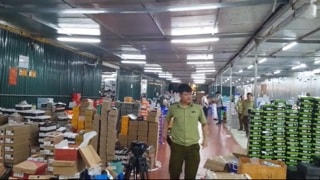 Đột kích vào kho hàng lậu rộng hơn 10.000 m2 doanh thu mỗi tháng hơn 10 tỉ đồng