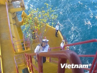 Ra nhà giàn mùa biển động: Tết của những người 'chân không chạm đất'