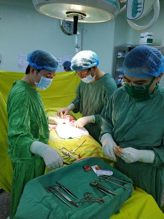 Một thanh niên 'gặp nạn' vì bơm silicon vào dương vật 