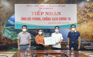 Quảng Bình: Doanh nghiệp trao tặng hệ thống thiết bị xét nghiệm SARS-CoV-2