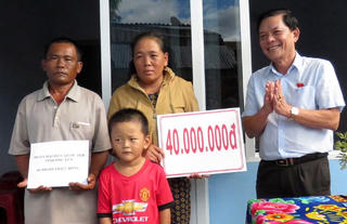 Đoàn đại biểu Quốc hội tỉnh Phú Yên: Trao 2 nhà Đại đoàn kết cho hộ nghèo huyện Tuy An