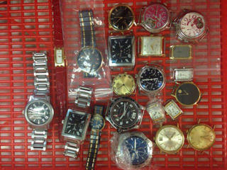 Bắt lô hàng đồng hồ Thụy Sỹ vận chuyển trái phép