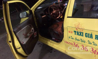Tài xế taxi bị hành khách trút ‘mưa dao’ cướp tài sản