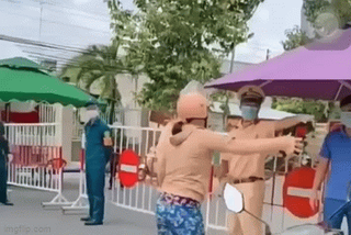 [VIDEO] Người phụ nữ không đeo khẩu trang, luôn miệng 'mắng chửi' CSGT 