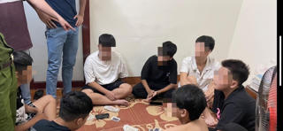Nghỉ lễ, 7 học sinh tổ chức đánh liêng ăn tiền