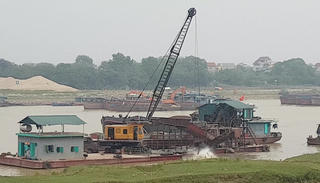 Khai thác cát ồ ạt: Sông Lô bất ổn