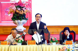 Không để dân chờ  vì cán bộ... buôn điện thoại