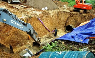 Ống dẫn nước  sông Đà lại vỡ: Cần biện pháp xử lý thỏa đáng