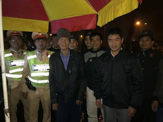 Công an đưa cụ già bị lạc về nhà khuya mùng 3 Tết