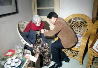 Trao danh hiệu cho NSND Tuệ Minh