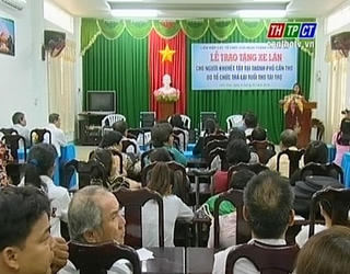 Cần Thơ: Trao tặng 80 xe lăn cho người khuyết tật