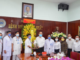 Bí thư Thành ủy TP HCM thăm, động viên đội ngũ y, bác sĩ