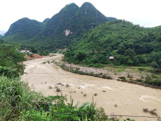 Thanh Hóa: Nước đã rút nhưng bản làng vẫn bị cô lập