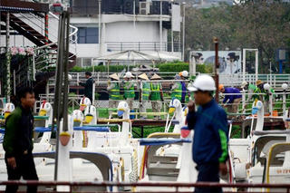 Tháo dỡ, di dời hơn 2.500m2 cầu dẫn, sàn nổi vi phạm trên hồ Tây