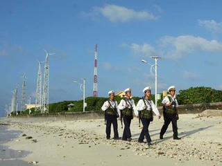 Vùng 4 Hải quân tiếp nhận quà Tết gửi tặng quân, dân đảo Trường Sa